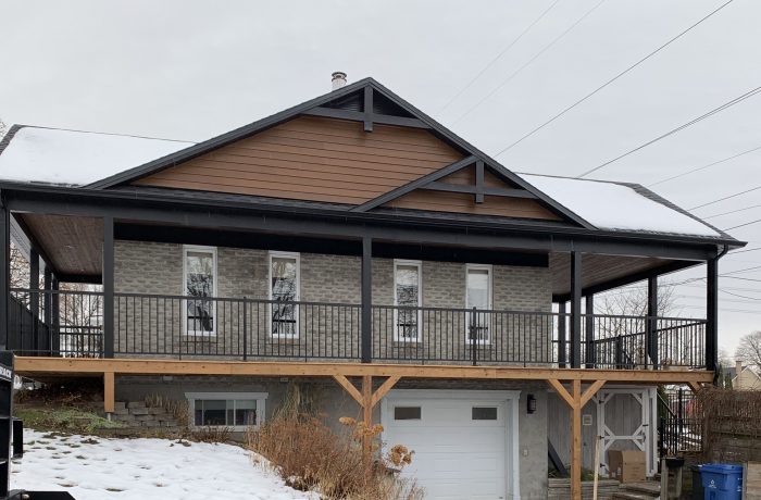 Maison brune avec galerie